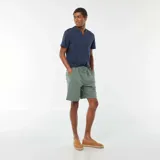 Bermudas verde militar con bolsillos laterales y traseros, corte recto y cordón ajustable en la cintura.