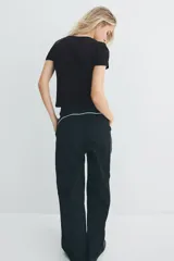 Remera negra entallada corta en punto acanalado de algodón con estampa frontal de pastelería francesa. Costuras planas para una comodidad óptima.