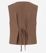 Chaleco corto color marrón, de corte sastre, con escote en V, doble botonadura y lazo en la espalda.