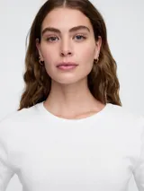 Remera blanca de algodón con cuello redondo y mangas cortas.