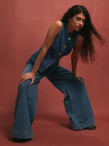 Pantalón de jean celeste de corte acampanado con costuras verticales en el frente.