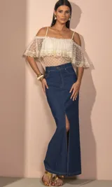 Blusa beige de encaje con lunares, hombros descubiertos y volados.