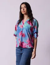 Blusa de gasa estampada marca Sioni, con cuello a la base y escote en V. Tiene mangas 3/4 con terminación fruncida.