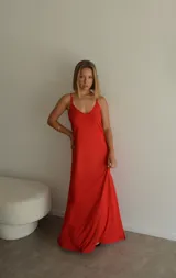 Vestido largo azul marino de viscosa, con tirantes finos y escote en V.