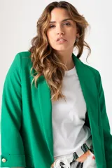 Blazer clásico verde Benetton con botón dorado, corte clásico que estiliza y terminaciones impecables en las costuras.