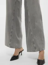 Pantalón de jean gris de corte wide leg con bolsillos delanteros y traseros.