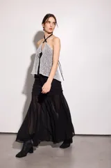 Top negro reversible de gasa y red, con corte fluido en el pecho y espalda descubierta.