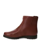 Bota de mujer Bottero de caña baja, color marrón coñac, con cierre lateral y suela plana.