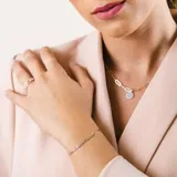 Conjunto de joyas en plata 925 que incluye collar, anillo y aros. El collar es de cadena de eslabones con dije de medalla circular. Los aros son colgantes con forma de eslabón. El anillo es de eslabones.