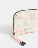 Billetera negra de cuerina con cierre circundante y tirador de cordón y goma.
