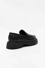 Mocasines negros de símil cuero con plataforma chunky de 4cm y detalle de flecos. 