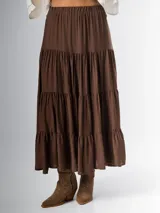 Falda larga marrón de algodón, estilo campesina, con elástico en la cintura y diseño escalonado.