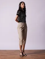 Pantalón capri color beige de gabardina elastizada, marca Ruby Rd. Delantera con bolsillos simulados, trasera con bolsillos aplicados. Pretina ancha, corte recto y terminación de ruedo con detalle calado.