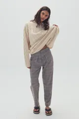 Pantalón de vestir con estampado a cuadros en tonos grises y negros.