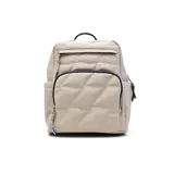 Mochila color beige con diseño acolchado en forma de rombos. Tiene un bolsillo frontal con cierre, dos bolsillos laterales abiertos y un bolsillo interno con cierre. Las correas son ajustables y tiene un asa superior para llevar en la mano.