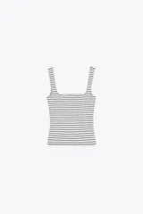 Camiseta marrón de tirantes anchos con escote cuadrado y corte slim fit.