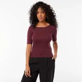 Camiseta de manga corta color borgoña, con escote redondo.