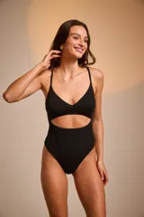 Malla entera negra con breteles finos y abertura en la zona del abdomen.