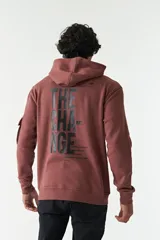 Canguro color ladrillo de felpa con capucha, bolsillo tipo canguro, bolsillo con botón en la manga y lettering estampado en la espalda.