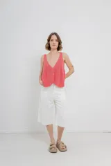 Bermuda de tiro medio color blanco, con corte recto y largo a la rodilla. Diseño amplio tipo culotte corto, con dobladillo ancho en el ruedo. Presenta bolsillos delanteros y traseros funcionales. Confeccionada en denim suave y cómodo.