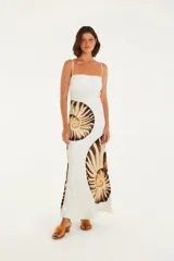 Vestido largo blanco con estampado de amonitas en tonos marrones. Diseño sin tirantes con tirantes finos, corte holgado y fluido.