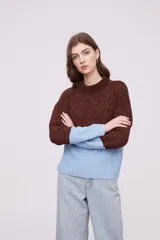 Sweater de punto en blanco y negro, con corte holgado y mangas largas.