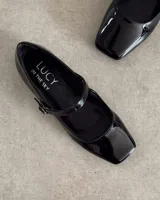 Ballerinas acharoladas negras con punta cuadrada y tira sobre el empeine.