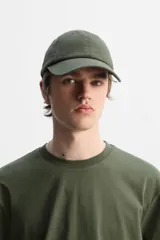 Gorra verde militar de algodón con efecto lavado y visera curva.