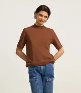 Remera femenina de algodón color marrón, con cuello alto en punto roma y mangas cortas con dobladillo.
