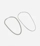 Set de dos collares plateados con cadenas de diferentes grosores.