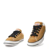 Championes Converse Chuck Taylor Puff color marrón, con cordones negros y suela blanca con línea negra.