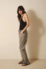 Jean tiro alto, pierna recta, confeccionado en denim 100% algodón. Presenta lavado gris claro con desgaste y bigotes, y ruedo desarmado.