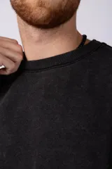 Remera marrón de algodón rústico con corte oversize, mangas cortas y costuras al corte.