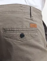 Bermuda color verde medio, con bolsillos laterales y traseros.