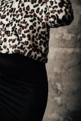 Chaqueta corta con estampado animal print, cierre frontal con cremallera y cuello alto.
