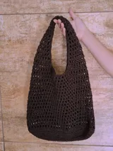 Bolso de hombro tejido al crochet color crema, con diseño calado.