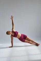 Calza biker azul de tiro alto para entrenamiento.