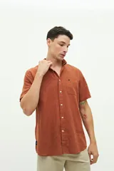 Camisa de manga corta color beige claro, confeccionada en lino y algodón, con fit regular y logo bordado en el pecho.