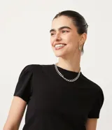 Remera negra de algodón con cuello redondo y mangas cortas abullonadas.