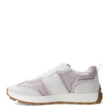 Zapatillas deportivas beige y blanco con cordones.
