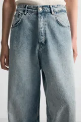 Pantalón de jean gris oscuro, de corte holgado y amplio en toda la pierna. Tiro medio y tejido rígido.