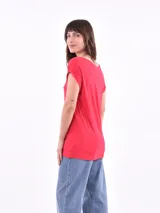 Remera rosa de corte recto, con cuello en V y mangas cortas con dobladillo.