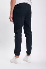 Pantalón jogger negro con puños elásticos.