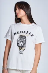 Remera blanca de algodón con estampado de leopardo y texto en negro y dorado.