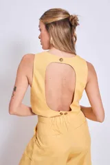 Chaleco color borgoña con escote en V y cierre frontal con botones dorados.