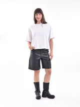 Bermuda negra de cuero sintético con cierre lateral y bolsillos.