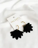 Aros colgantes con forma de flor negra y aro dorado de acero.