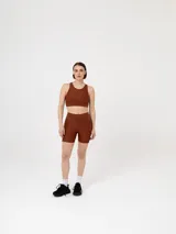 Short deportivo color marrón, tipo biker, de tiro alto y calce ajustado.