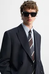 Corbata ancha de seda a rayas en tonos azul marino, marrón y gris.