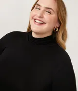 Blusa negra de cuello alto y manga larga.